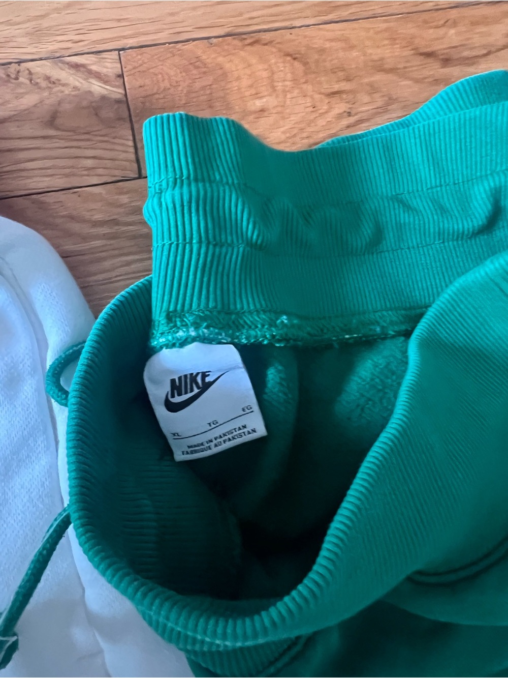 Lot of 4- includes 2 pair Nike and 2 pair Aeropostale. All size adult/women XL - Picture 5 of 7